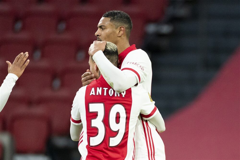 Ajax maakt het zich onnodig moeilijk maar verslaat PSV verdiend met 2-1; image source: Pro Shots