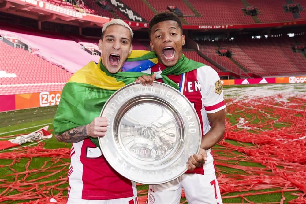 Ajax laat kampioensschaal omsmelten voor seizoenkaarthouders; image source: Pro Shots