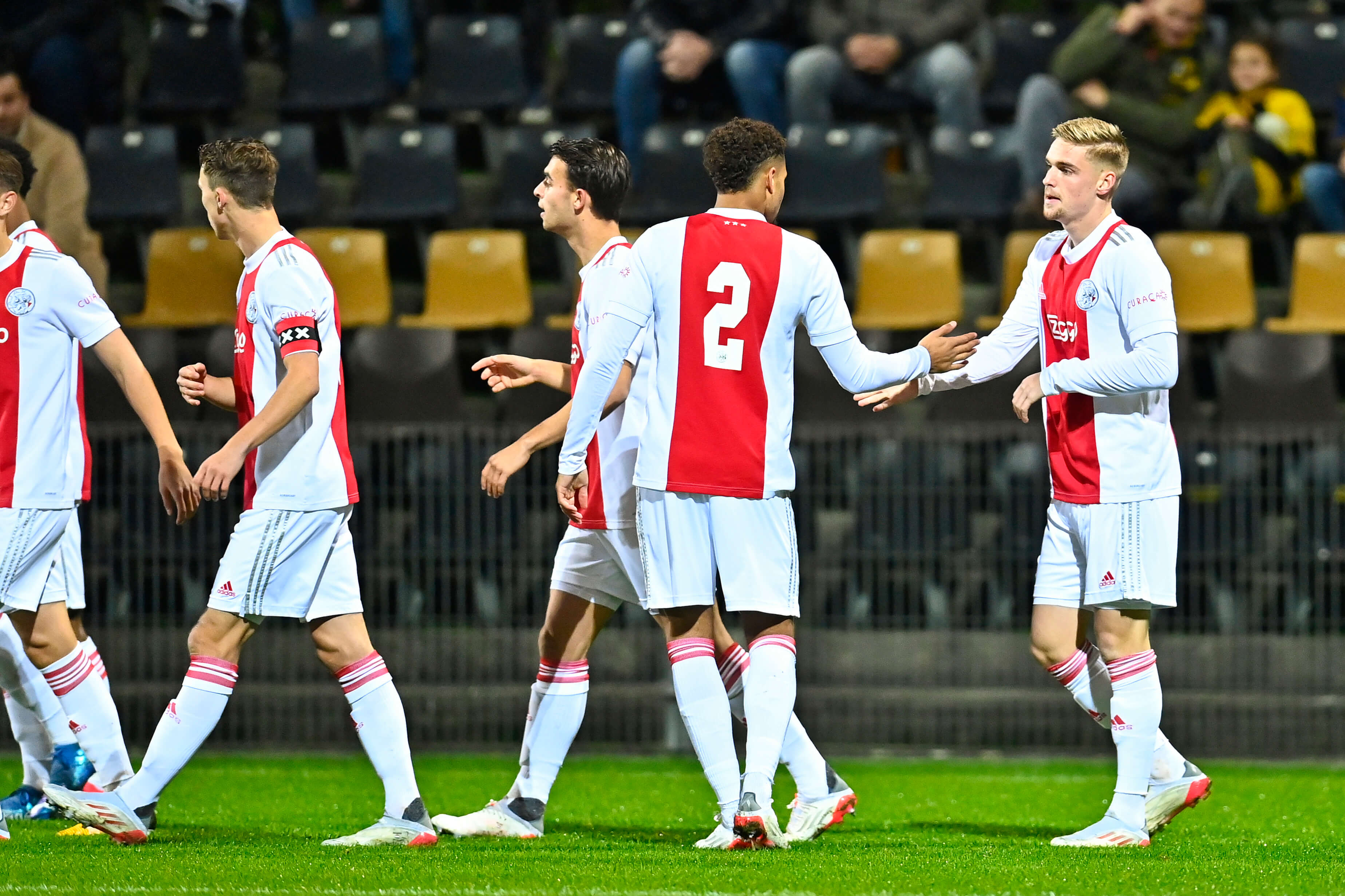 Jong Ajax wint op bezoek bij VVV-Venlo, Devyne Rensch pakt oliedomme rode kaart; image source: Pro Shots