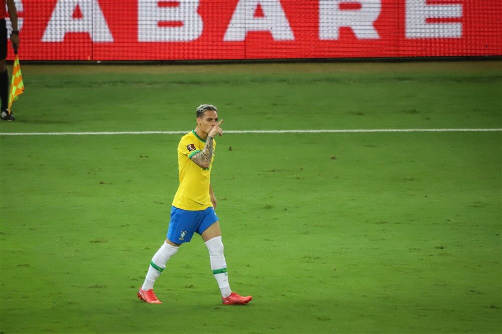 Antony valt geblesseerd uit tijdens zege Brazilië, Argentijnse Ajacieden spelen gelijk; image source: Pro Shots