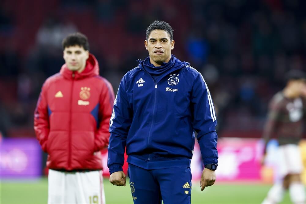 "Nog onduidelijk wie zondag als hoofdtrainer van Ajax op de bank zit"; image source: Pro Shots