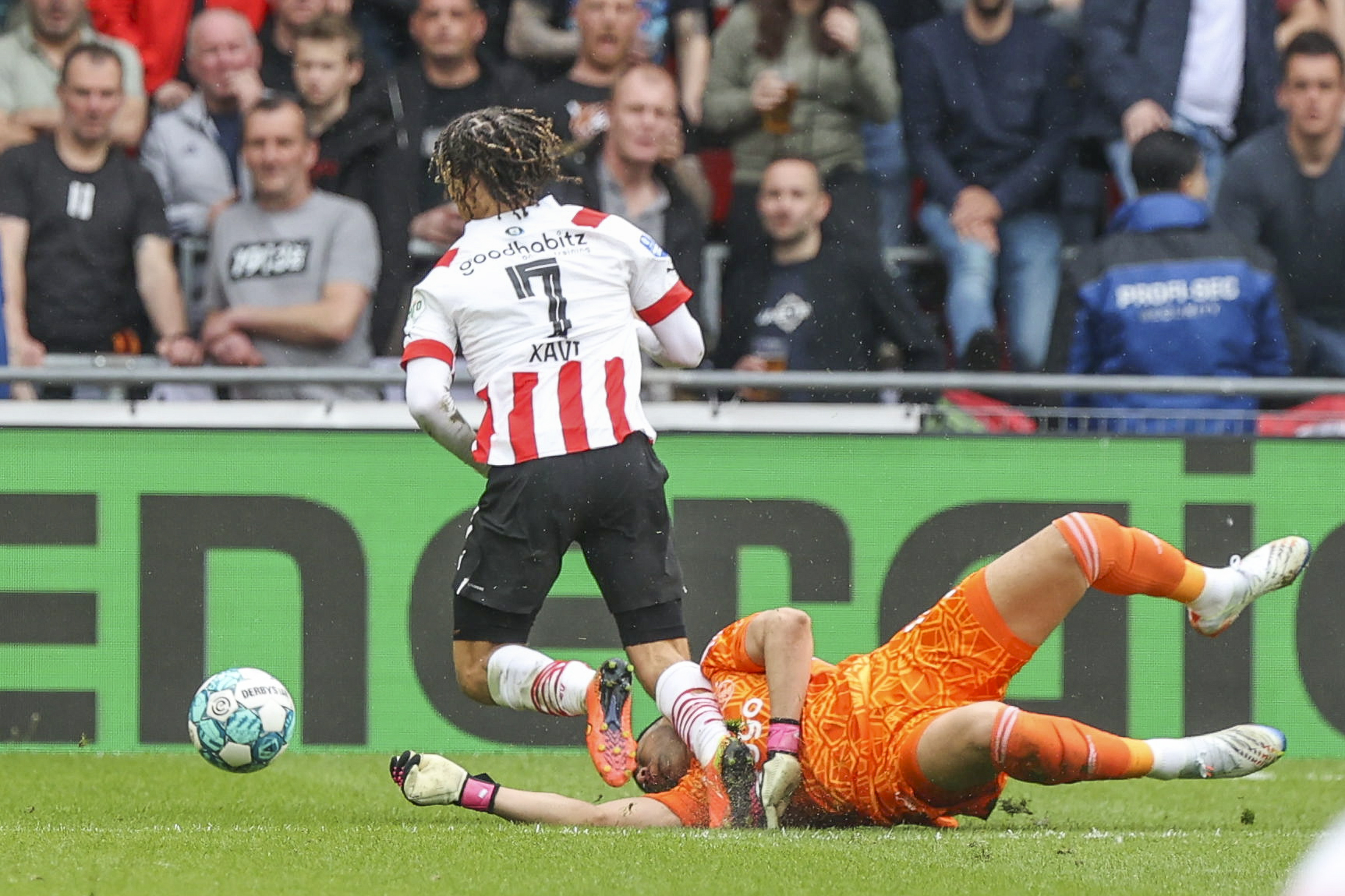 Ajax verliest de tweede plaats aan PSV na grote nederlaag in Eindhoven; image source: Pro Shots