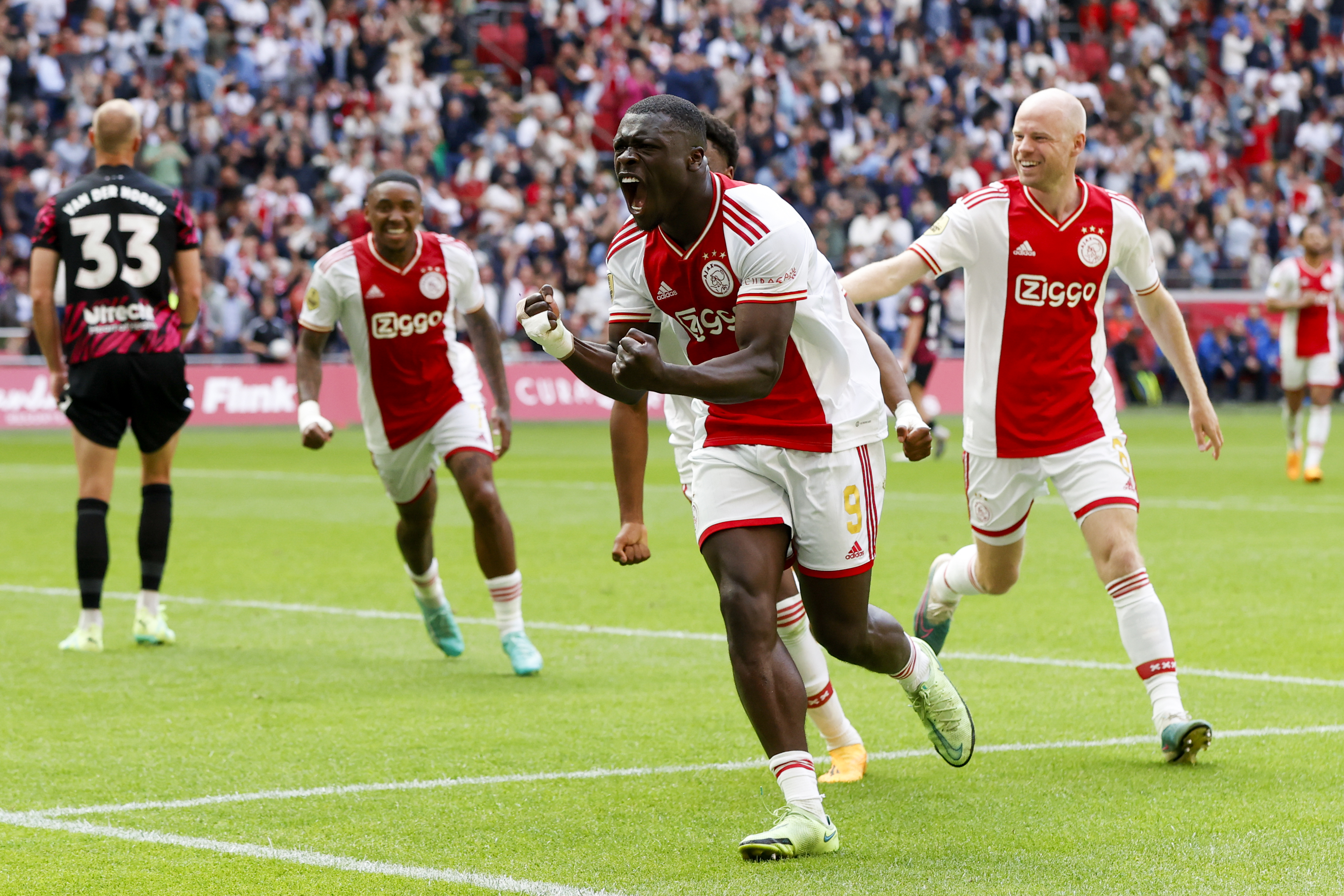 Ajax heerst tegen Utrecht, wint met 3-1 en houdt hoop op tweede plek; image source: Pro Shots