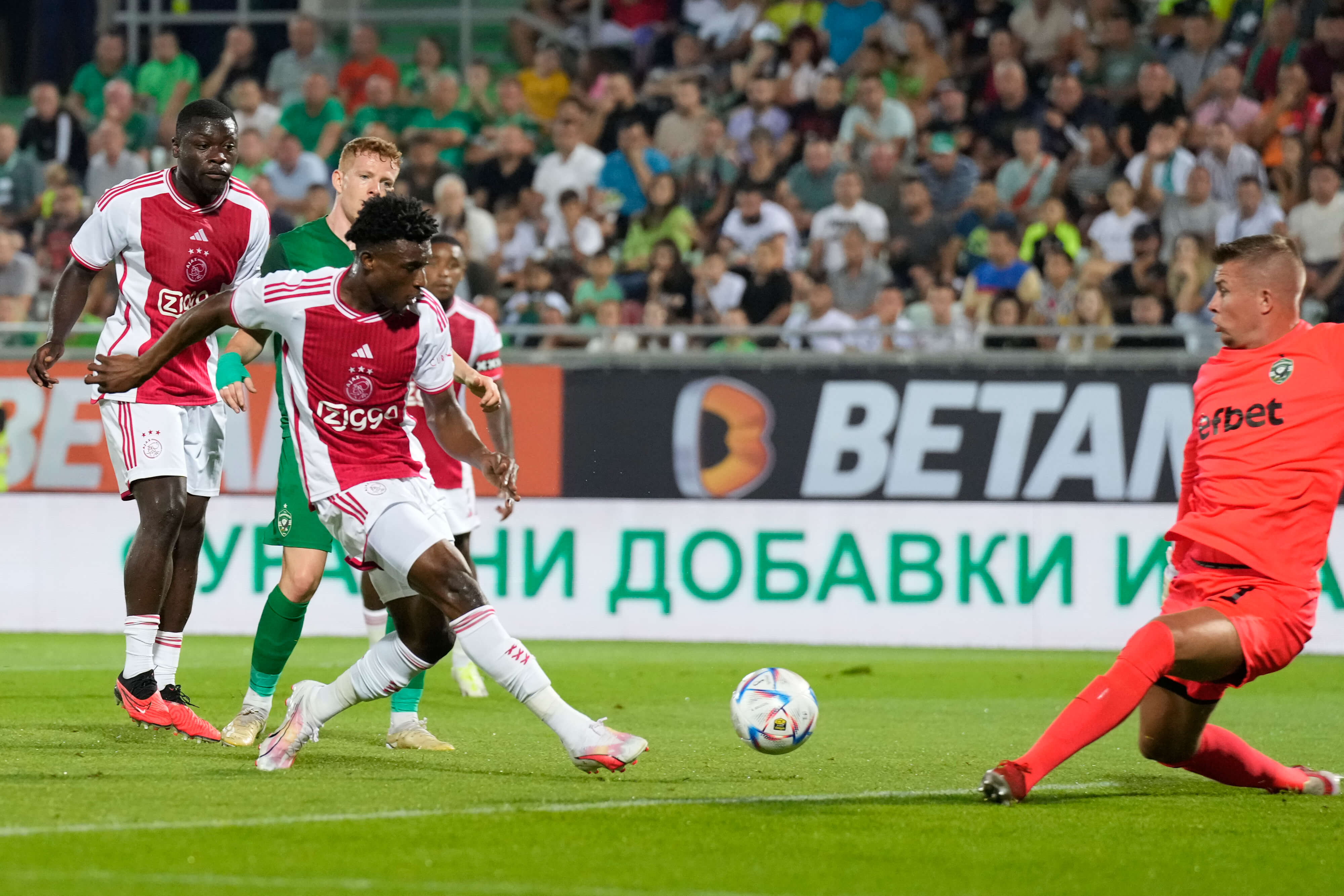 Ajax begint zeer effectief in de Europa League en wint met 1-4 in Bulgarije; image source: Pro Shots
