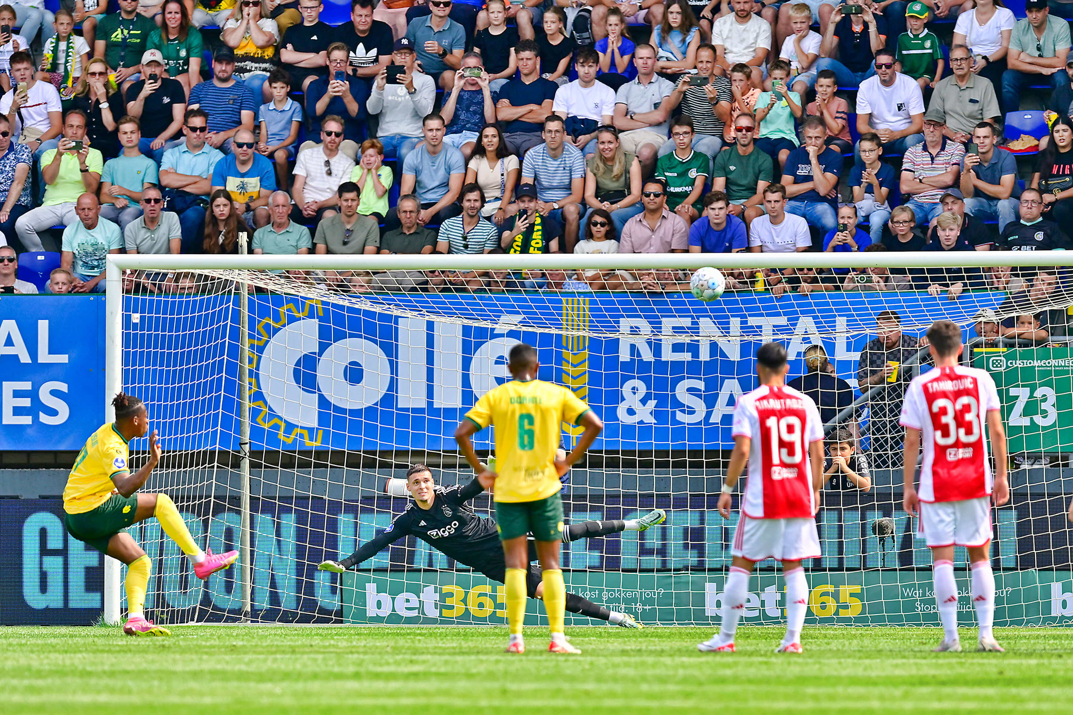 Ajax scoort en overtuigt wederom niet en mag een punt koesteren in Sittard; image source: Pro Shots