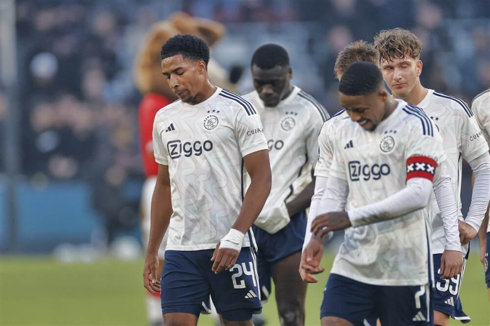 Ajax begint dapper, maar zakt in de tweede helft weg tegen PSV én zakt naar de laatste plaats; image source: Pro Shots