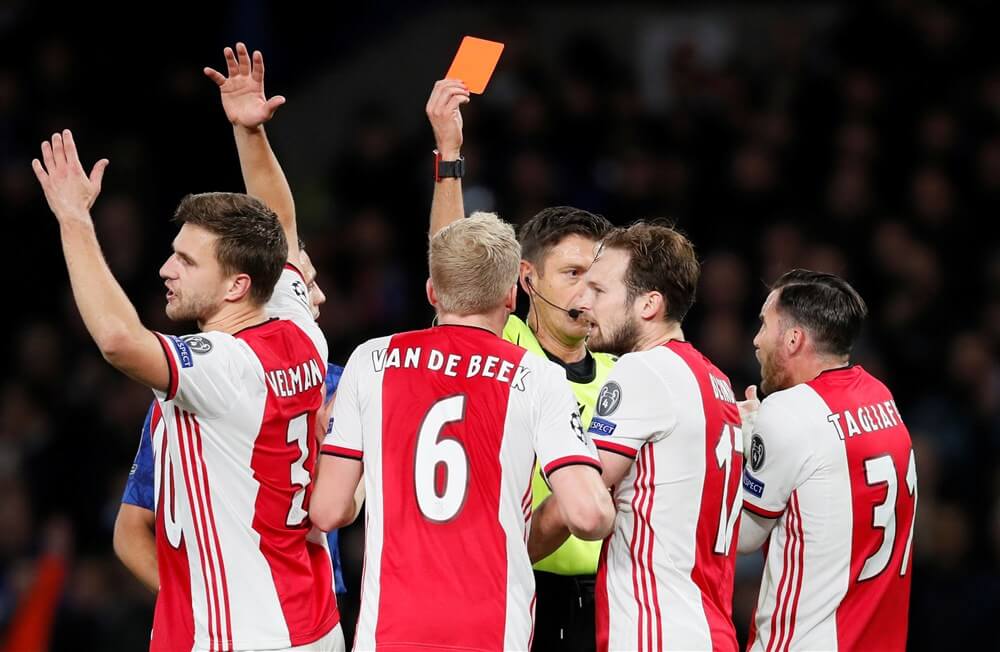 "UEFA erkent cruciale blunders van arbitrage tijdens Chelsea - Ajax"; image source: Pro Shots