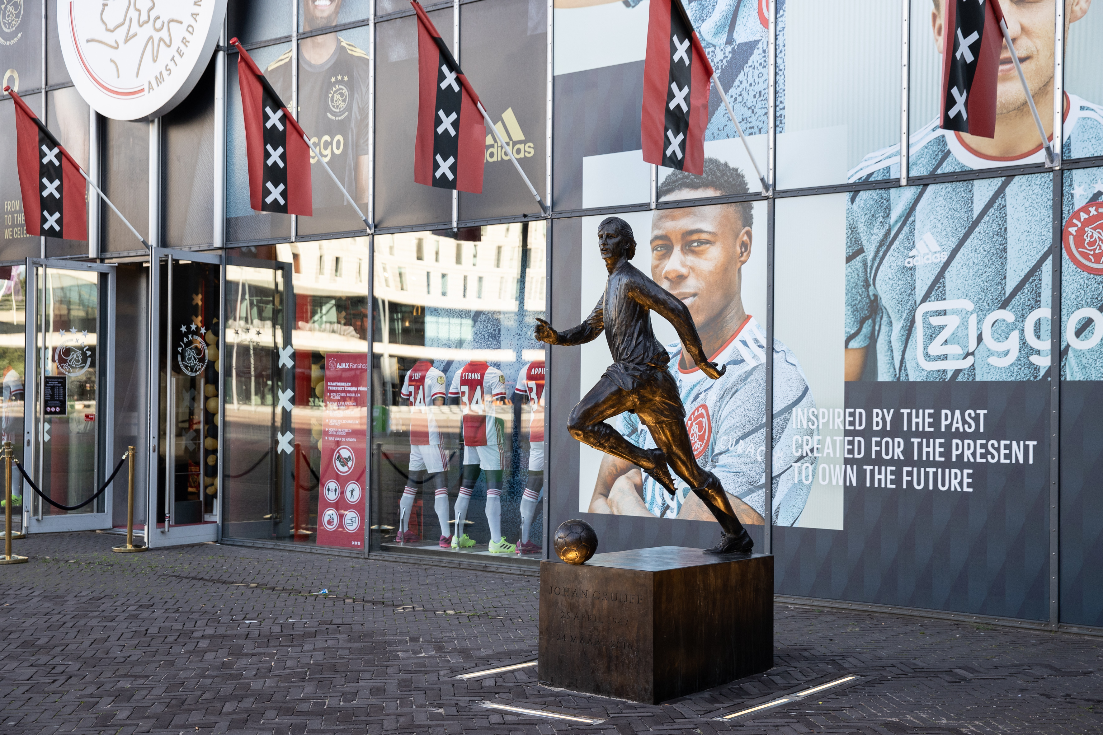 Ajax onthult nieuw standbeeld Cruijff; image source: Pro Shots
