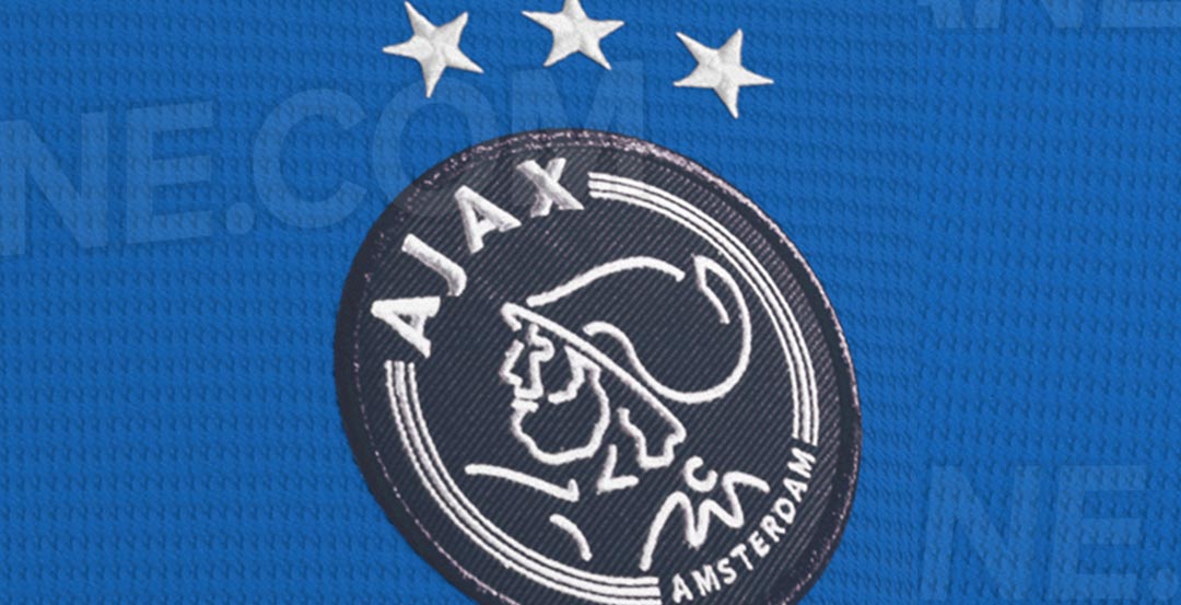 "Ajax volgend seizoen in blauw uittenue"; image source: Footy Headlines