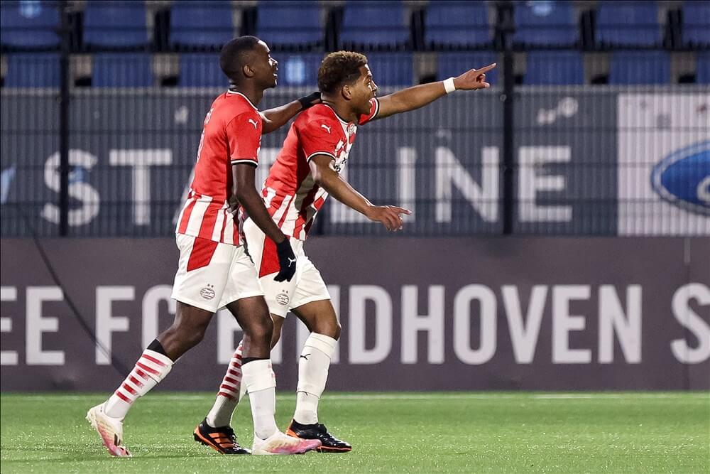 Jong PSV verstevigt dankzij doelpunten verdedigers koppositie in vierde periode; image source: Pro Shots