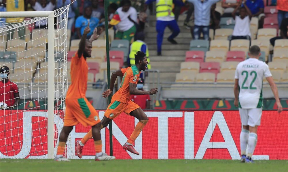 Ivoorkust wint mede dankzij kopbal Ibrahim Sangaré van Algerije; image source: Pro Shots