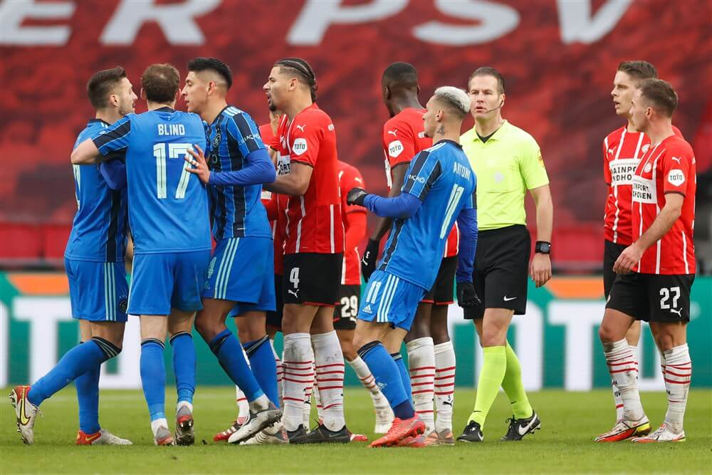 PSV na omstreden doelpunt onderuit tegen Ajax; image source: Pro Shots