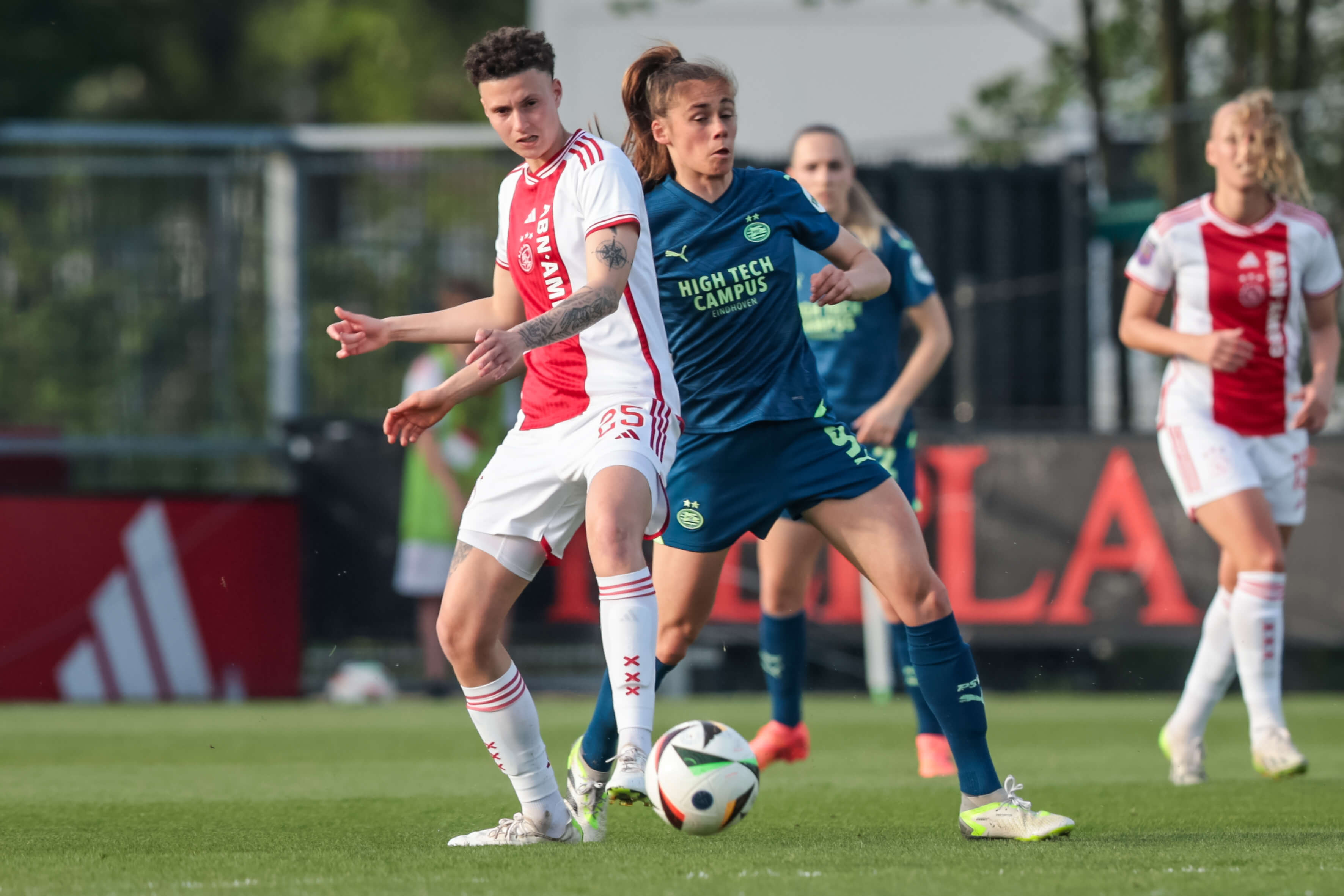 PSV Vrouwen verliezen onnodig in Amsterdam; image source: Pro Shots