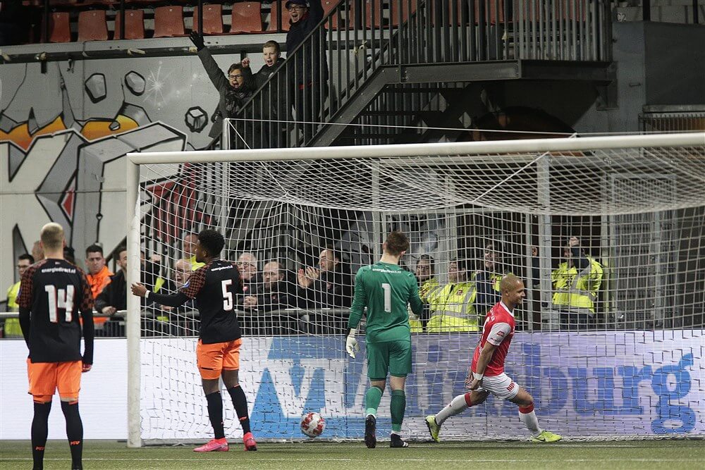 Jong PSV onderuit tegen tien man van MVV; image source: Pro Shots