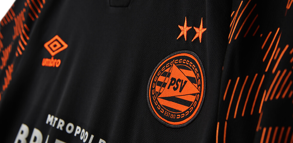 PSV komend seizoen in zwart met oranje uittenue; image source: PSV.nl